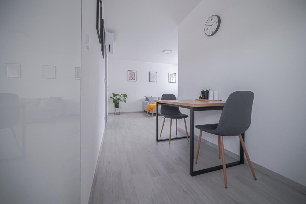 Grunt Apartments มลาดาโบเลสลัฟ ภายนอก รูปภาพ